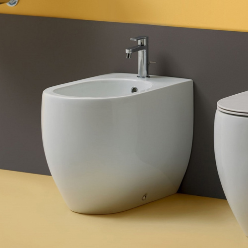 картинка Kerasan Flo биде напольное приставное 56см, с 1 отв. под смеситель, с крепежом Wb5N в комплекте, цвет белый от магазина Сантехстрой