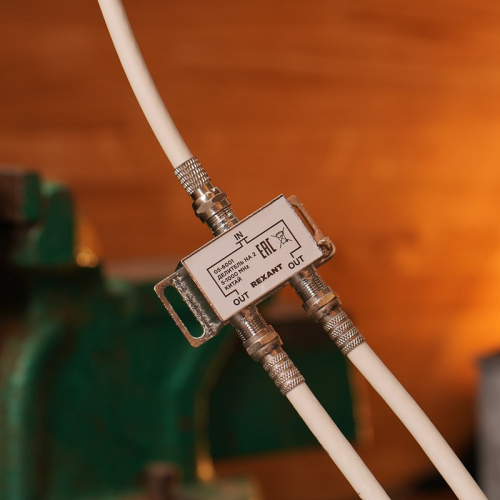 картинка Делитель ТВ х 2 под F-разъем для эфирного телевидения 5-1000МГц REXANT от магазина Сантехстрой