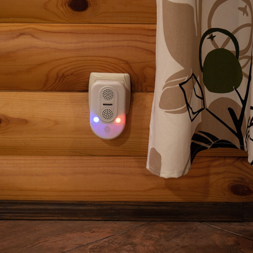 картинка Ультразвуковой отпугиватель вредителей с LED индикатором (S90) REXANT от магазина Сантехстрой