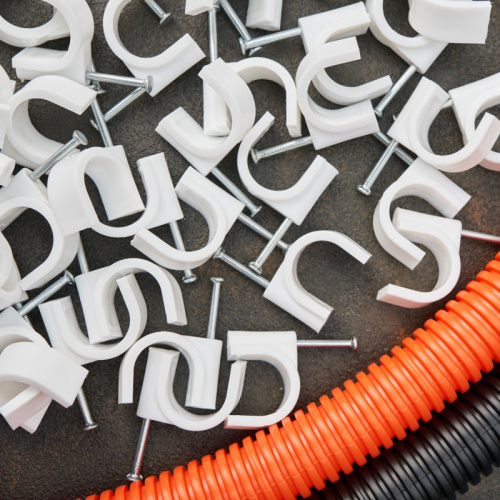 картинка Крепеж кабеля круглый 20 мм,  белый (упак.  50 шт) REXANT от магазина Сантехстрой