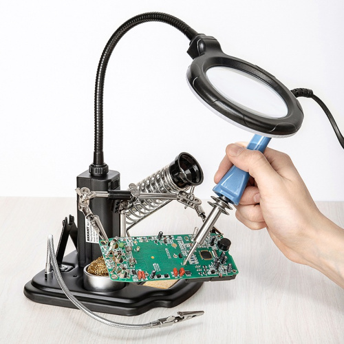 картинка Держатель «Третья рука» REXANT,  «МАСТЕР»,  3 зажима,  лупа 90 мм,  подставка паяльника,  стенд припоя,  LED подсветка от магазина Сантехстрой