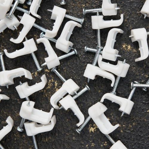 картинка Крепеж кабеля плоский 10 х 3 мм,  белый (упак.  50 шт) REXANT от магазина Сантехстрой