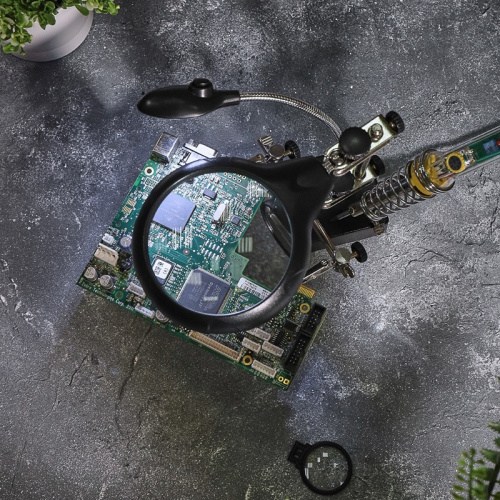 картинка Держатель Третья рука,  2 зажима,  лупа 90мм (2.5х) + 2х34мм,  подставка паяльника,  LED подсветка REXANT от магазина Сантехстрой