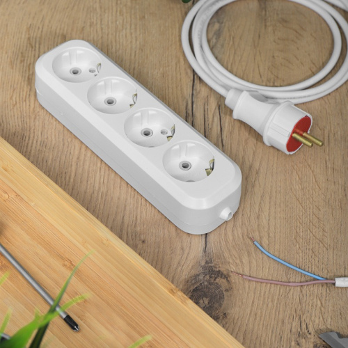 картинка Колодка 4 гнезда c заземлением REXANT от магазина Сантехстрой