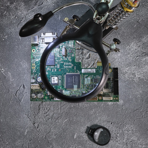 картинка Держатель Третья рука,  2 зажима,  лупа 90мм (2.5х) + 2х34мм,  подставка паяльника,  LED подсветка REXANT от магазина Сантехстрой