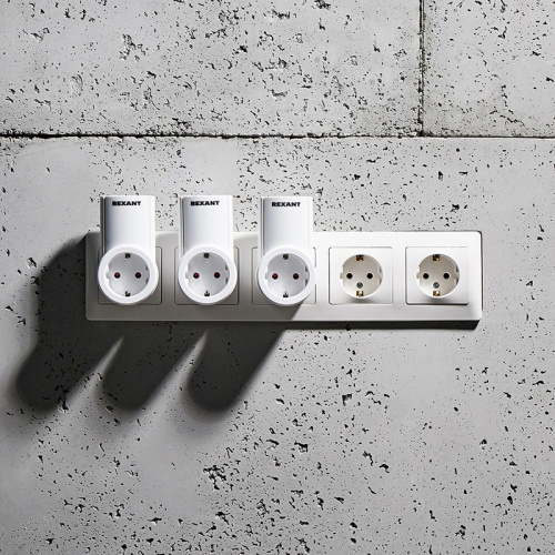 картинка Радиоуправляемая розетка c пультом RX-003 (один пульт,  три розетки) 10А/30м REXANT от магазина Сантехстрой