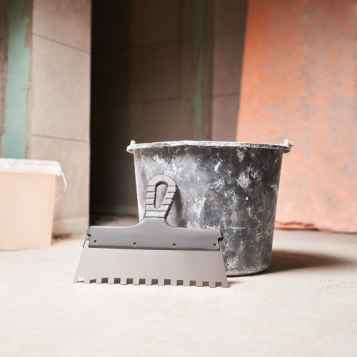 картинка Шпатель фасадный REXANT 250 мм зуб 10х10 нержавеющая сталь,  пластмассовая ручка от магазина Сантехстрой