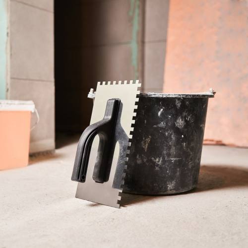 картинка Гладилка нержавеющая 130х270 мм,  зуб 8х8 мм,  пластиковая ручка REXANT от магазина Сантехстрой