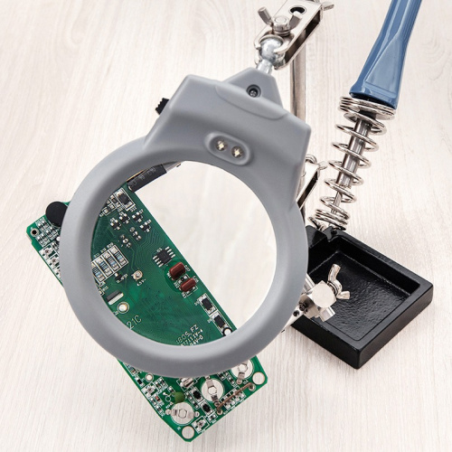 картинка Держатель «Третья рука» REXANT,  2 зажима,  чугун,  лупа 90 мм,  подставка паяльника,  LED подсветка от магазина Сантехстрой