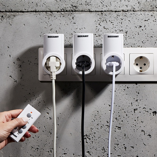картинка Радиоуправляемая розетка c пультом RX-003 (один пульт,  три розетки) 10А/30м REXANT от магазина Сантехстрой