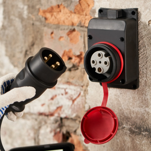 картинка Розетка влагозащищенная настенная с крышкой,  3Р+РЕ,  32 А IP44 черная каучук REXANT от магазина Сантехстрой