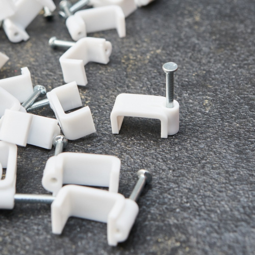 картинка Крепеж кабеля плоский 14 х 7 мм,  белый (упак.  50 шт) REXANT от магазина Сантехстрой