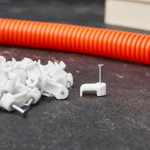 картинка Крепеж кабеля плоский 10 х 3 мм,  белый (упак.  50 шт) REXANT от магазина Сантехстрой