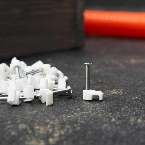 картинка Крепеж кабеля плоский 4 х 2 мм,  белый (упак.  50 шт) REXANT от магазина Сантехстрой