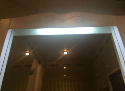 картинка Зеркальный шкаф Orange Классик F7-85ZS3 с подсветкой, молочный белый от магазина Сантехстрой