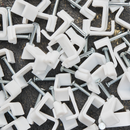 картинка Крепеж кабеля плоский 14 х 7 мм,  белый (упак.  50 шт) REXANT от магазина Сантехстрой