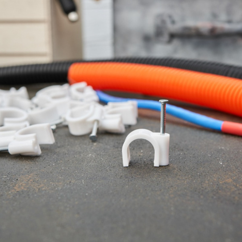 картинка Крепеж кабеля круглый 14 мм,  белый (упак.  50 шт) REXANT от магазина Сантехстрой