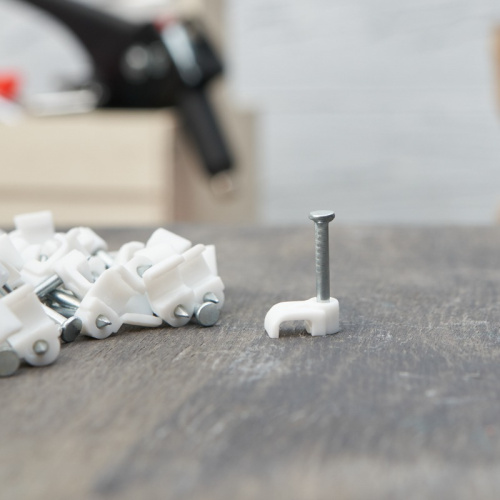 картинка Крепеж кабеля плоский 5 х 2 мм,  белый (упак.  50 шт) REXANT от магазина Сантехстрой