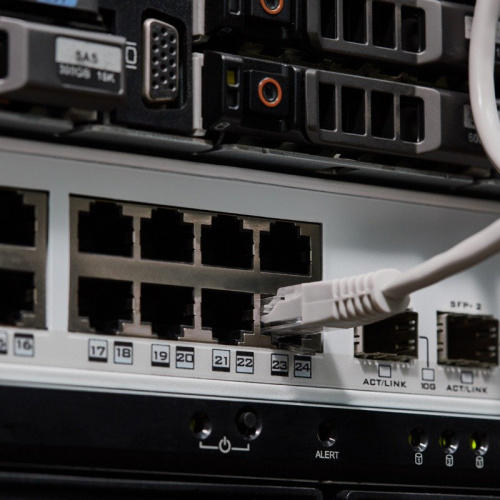 картинка Шнур коммутационный,  патч-корд F/UTP RJ45-RJ45, CAT 5e, LSZH,  серый,  0,5м REXANT от магазина Сантехстрой