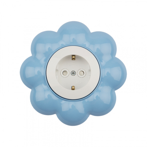картинка Розетка одноместная KRANZ HAPPY Цветок скрытой установки,  с заземлением и защитными шторками,  белая/голубая от магазина Сантехстрой