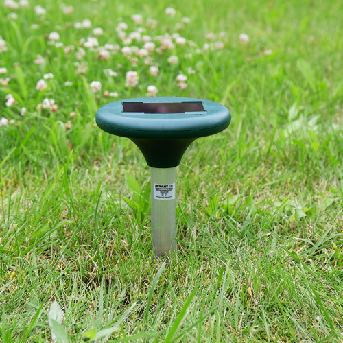 картинка Ультразвуковой отпугиватель змей на солнечной батарее с подсветкой REXANT от магазина Сантехстрой