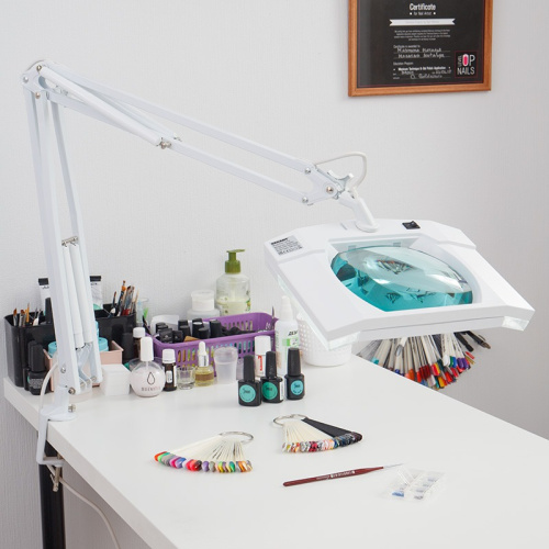 картинка Лупа на струбцине квадратная 3D с подсветкой,  150х180мм,  белая (8069D-1) REXANT от магазина Сантехстрой