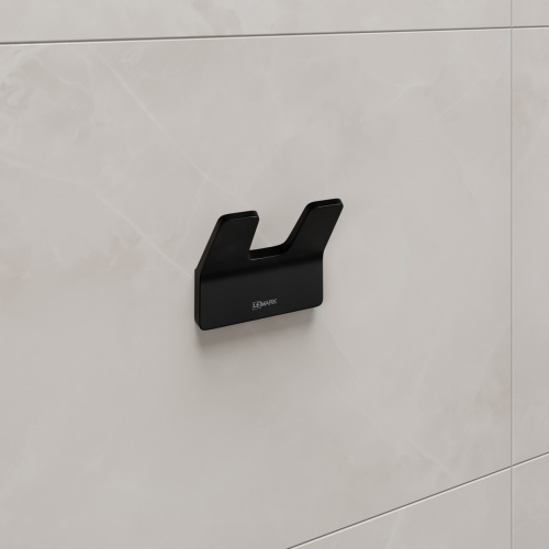 картинка Крючок двойной Lemark SMOOTH LINE для полотенец и халатов, чёрный матовый (9712005) от магазина Сантехстрой