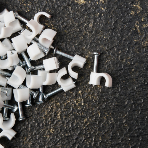 картинка Крепеж кабеля круглый 4 мм,  белый (упак.  50 шт) REXANT от магазина Сантехстрой