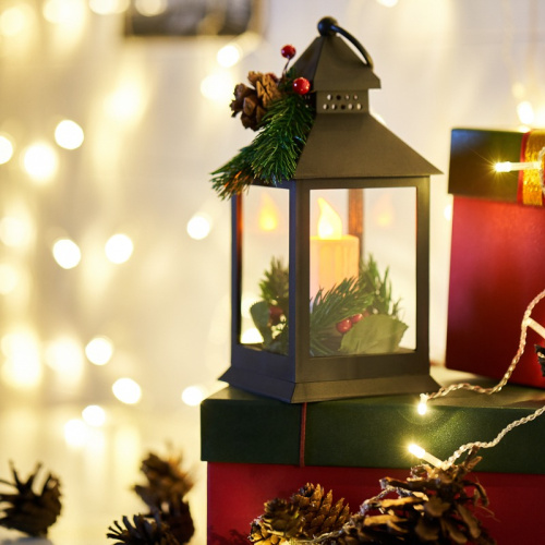 картинка Декоративный фонарь со свечкой и шишкой,  черный корпус,  размер 10,7x10,7x23,5 см,  цвет теплый белый от магазина Сантехстрой