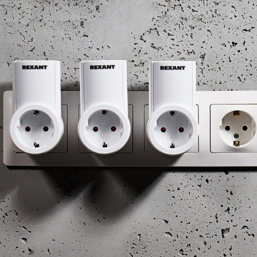 картинка Радиоуправляемая розетка c пультом RX-003 (один пульт,  три розетки) 10А/30м REXANT от магазина Сантехстрой
