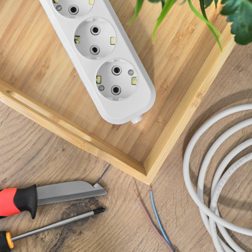 картинка Колодка 3 гнезда с заземлением REXANT от магазина Сантехстрой