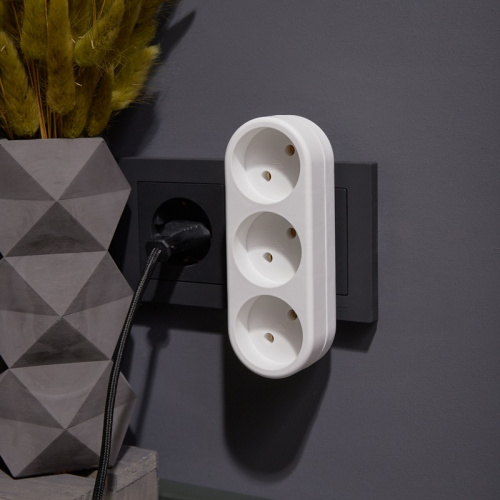 картинка Тройник электрический линейный 10 А вертикальный без заземления,  белый REXANT от магазина Сантехстрой