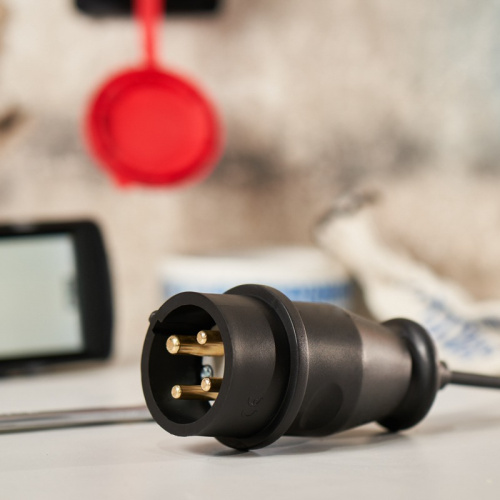 картинка Вилка переносная влагозащищенная 3Р+РЕ,  32 А,  IP44 каучук,  черная REXANT от магазина Сантехстрой