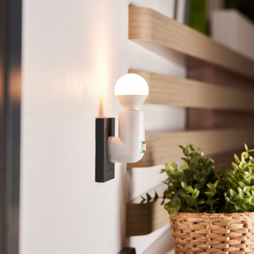 картинка Переходник-светильник для крепления в штепсельной сетевой розетке переходник цокольный AC 220В-Е14 с выключателем REXANT от магазина Сантехстрой