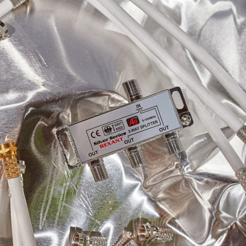 картинка Делитель ТВ х 3 + 4шт.  F BOX 5-1000МГц Silver REXANT от магазина Сантехстрой