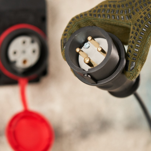 картинка Вилка переносная влагозащищенная 3Р+РЕ,  32 А,  IP44 каучук,  черная REXANT от магазина Сантехстрой